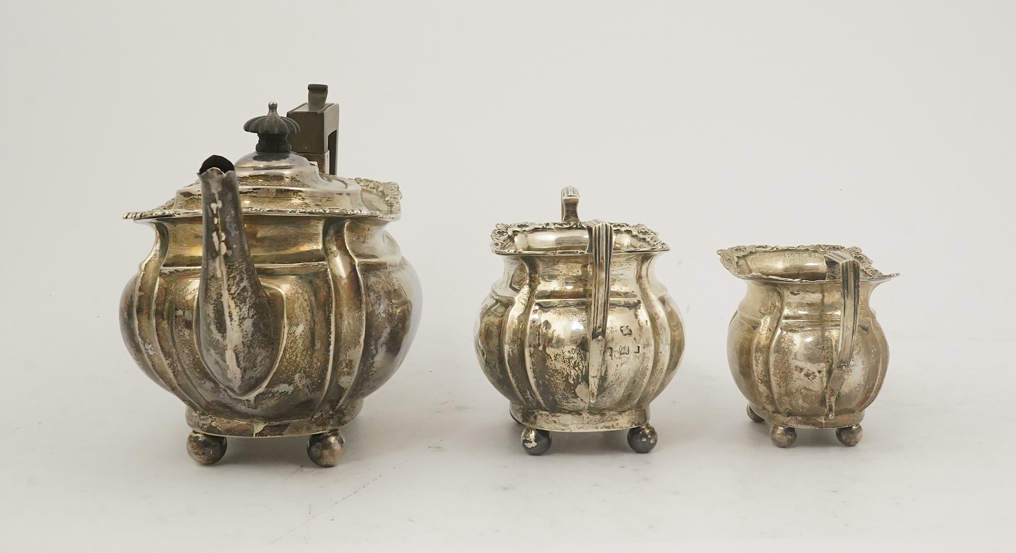 An Edwardian silver three piece tea set, by Thomas Hayes